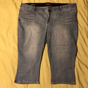 Torrid Bombshell Skinny Jean Capri. Medium Wash.